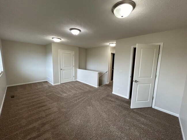 Building Photo - Beautiful, spacious, 4 bedroom, 3 bath tow...