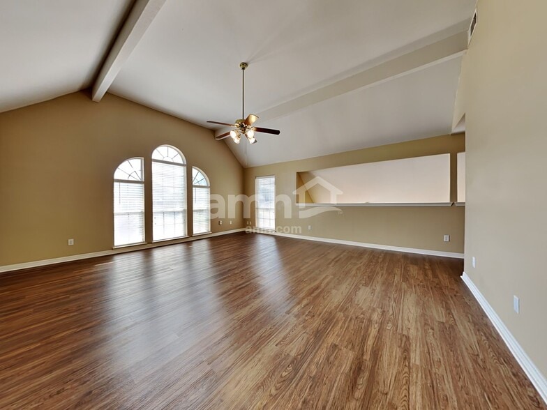 Building Photo - 310 Victory Ln