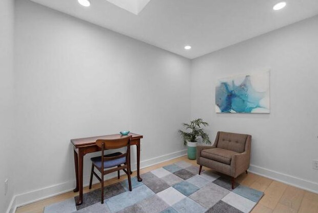Building Photo - 1368 Bryant St NE