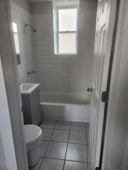 Bathroom - 2326 S Homan Ave
