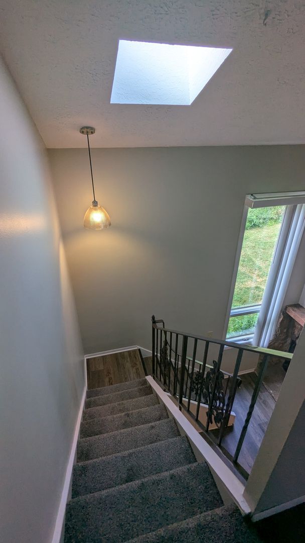 Building Photo - 819 Kerns Dr NE