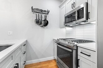 Building Photo - 176 W 7th St