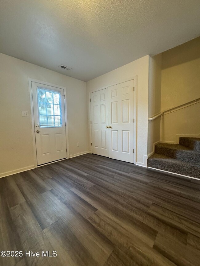 Building Photo - 60 Rainbow Dr