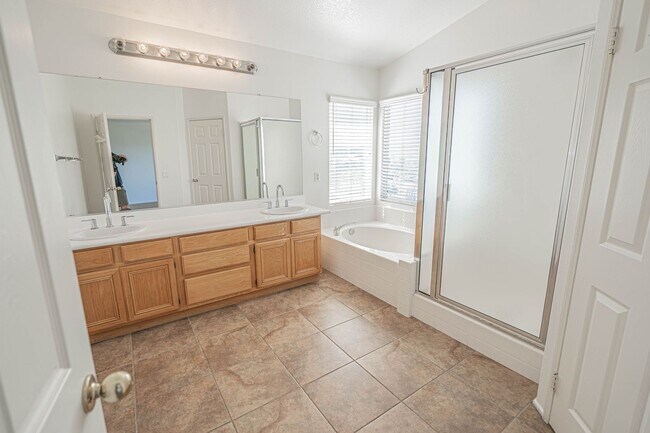 Building Photo - 4 Bedroom Home for Rent in Canyon Country!