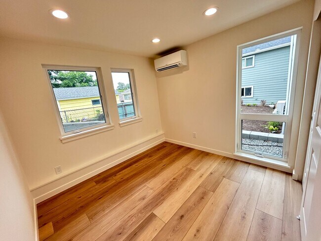 Building Photo - 8024