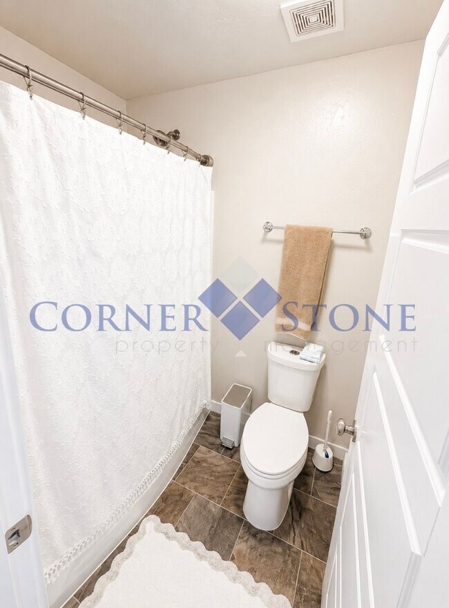 Building Photo - Spacious Family Home with 3-Car Garage & Fully Fenced Backyard in Nampa