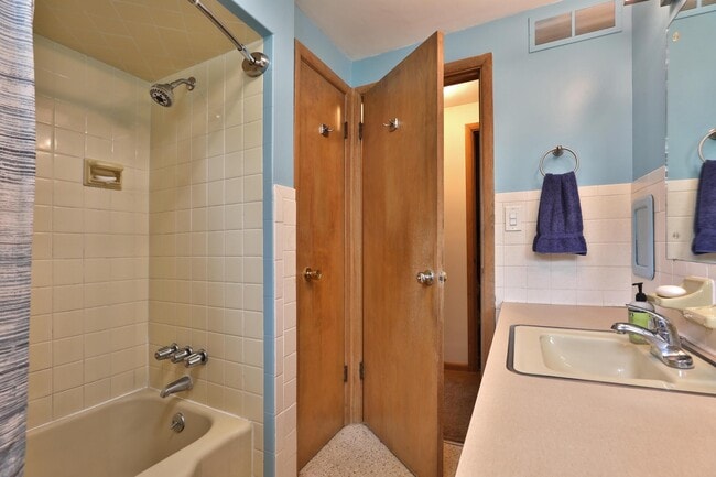 Building Photo - 714 Island Ct