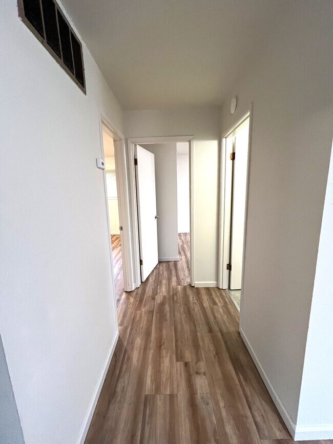 Building Photo - Updated 2-Bedroom Duplex in Fairhaven