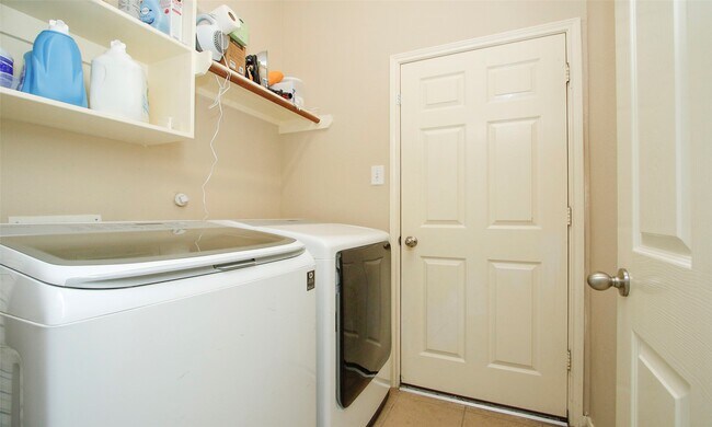 Building Photo - 8206 Sierra Dawn Dr