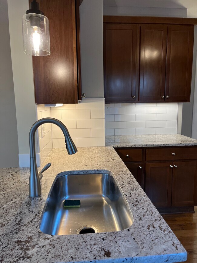 Building Photo - 258 Buckingham Ave