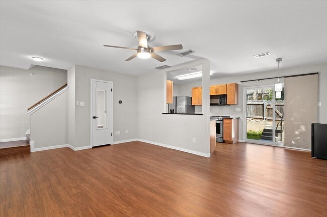 Building Photo - 1015 E Yager Ln