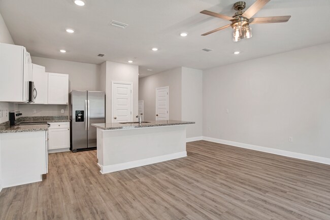 Building Photo - New Townhome near UWF and Nine Mile Rd