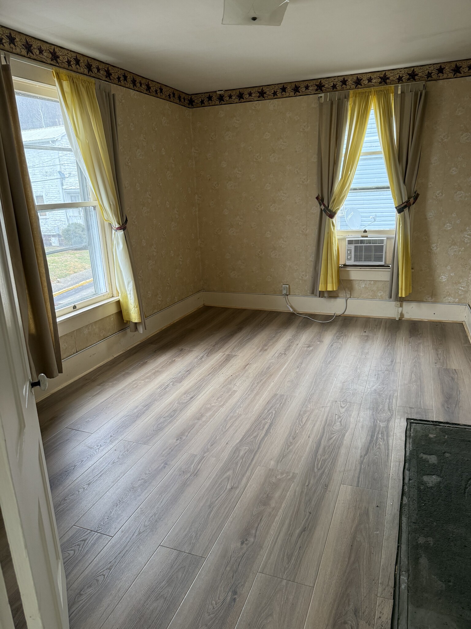 Building Photo - 355 Locust St