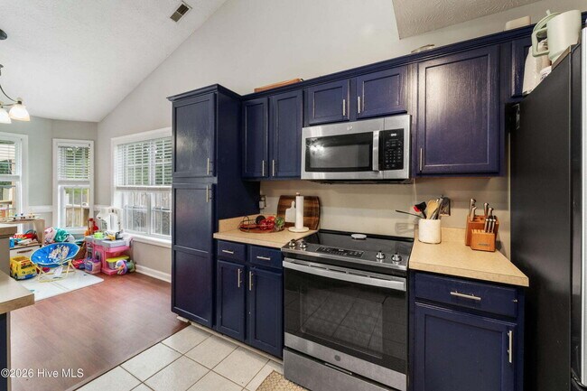 Building Photo - 3 Bedrooms AND A BONUS!! Short Term Leases considered, NO breed restrictions!