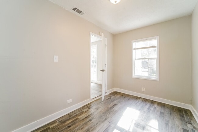 Building Photo - 522 Woodbury Rd