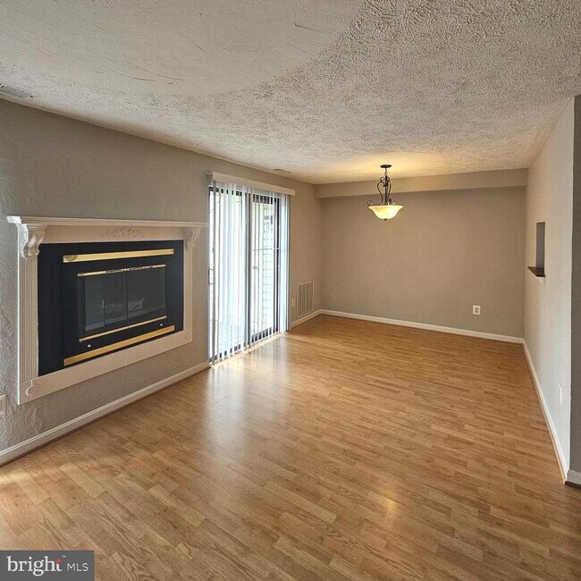 Building Photo - 1005 Warwick Ct