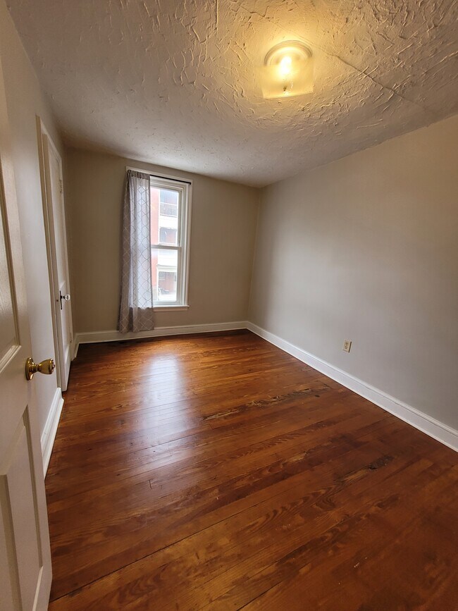 Building Photo - 104 S Main St