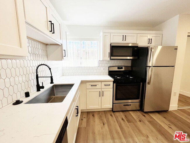 Building Photo - 11430 Cedar Ave