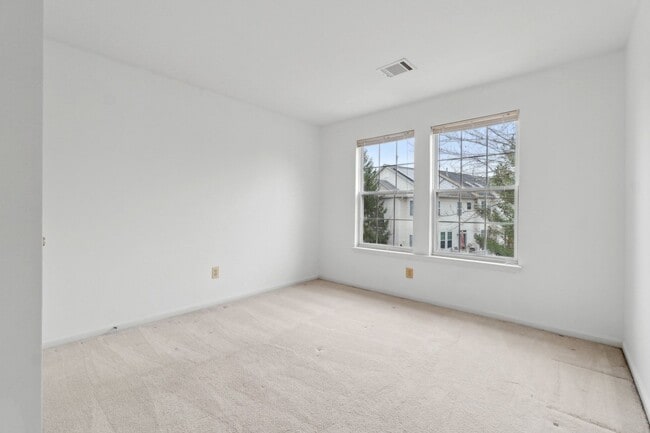 Building Photo - Wonderful Townhome