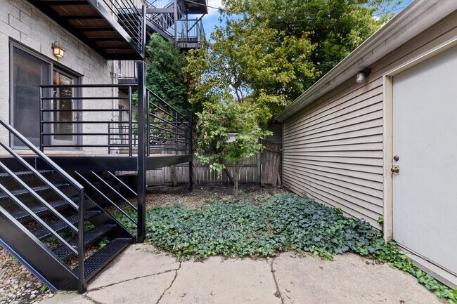 Building Photo - 516 N Claremont Ave