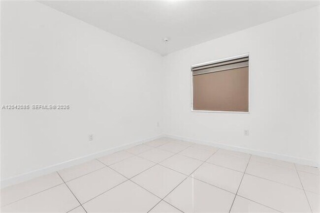 Building Photo - 1029 SW 11th Ave