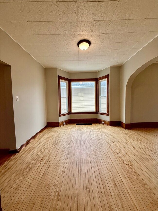 Building Photo - Available Feb 15th! Spacious 3–4 Bedroom Home in Prime Central Location