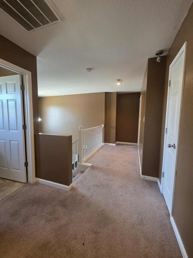 Building Photo - Beautiful Town House