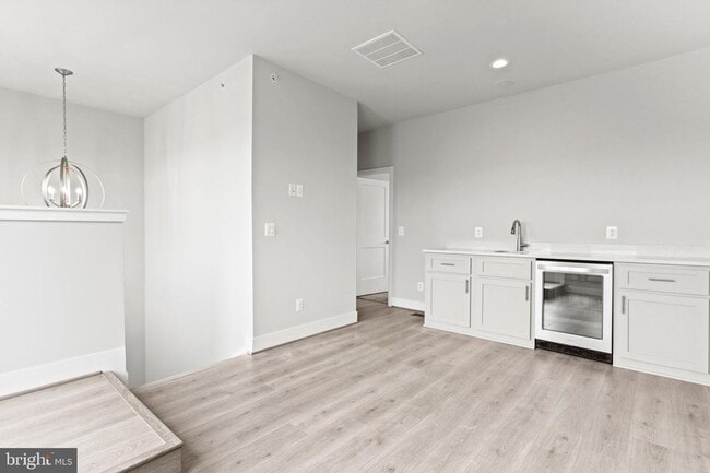 Building Photo - This beautiful modern 3 bed 4 1/2 bath tow...
