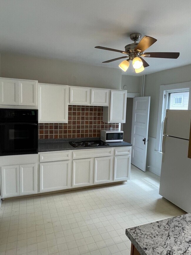 Building Photo - 135/137 Whitney