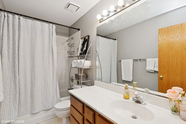 Building Photo - 811 Cambridge Dr