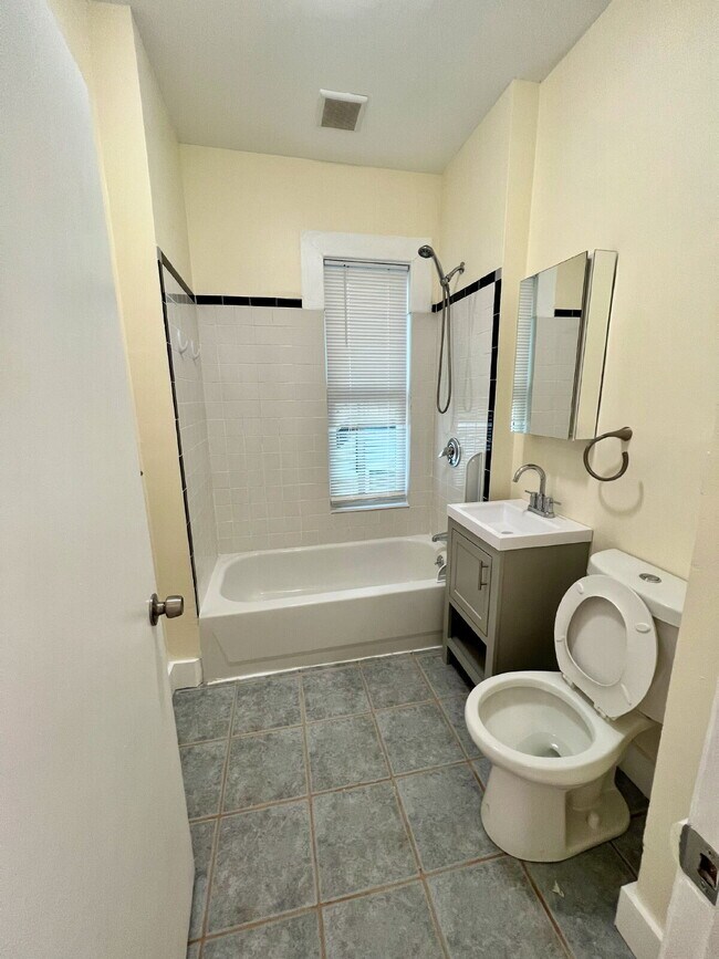 Building Photo - Enjoy City Living in this Well-Maintained 3-Bedroom in Boston, MA