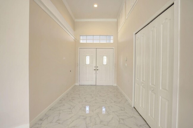 Building Photo - 8028 Plantation Lakes Dr