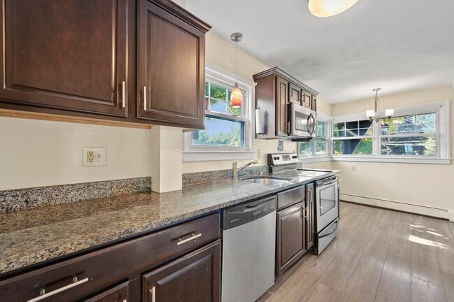 Building Photo - 1337 Pleasant St