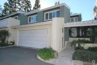 Building Photo - Stunning Fully Remodeled Condo in Costa Mesa