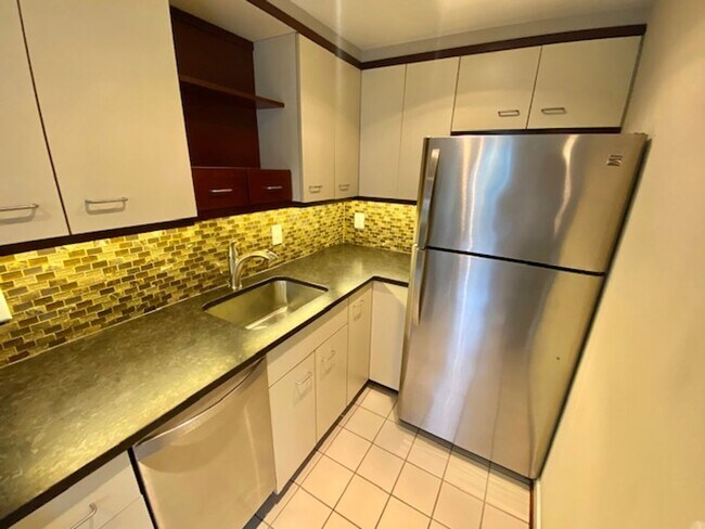 Building Photo - Dupont - West End Fabulous studio with decorative Fireplace & W/D