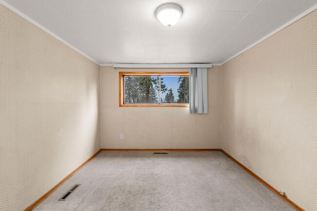 Building Photo - 5 Bed 2 Bath Spacious 3200 sq/ft Lower South Hill brick rancher property