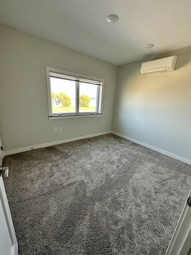 Building Photo - LAKE VIEW- 3 Bedroom Condo