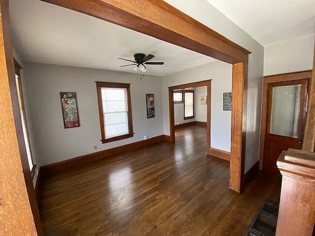 Primary Photo - Big 2BR with appliances, nicely updated! Great for students or professor.