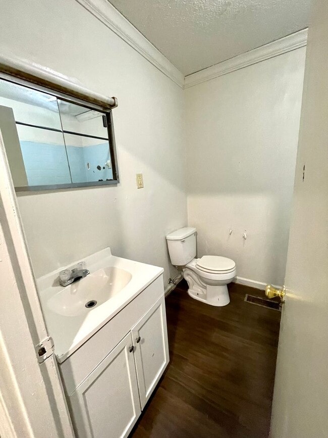 Building Photo - 3011 Fairview Dr