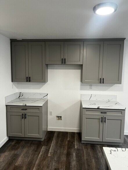 Building Photo - 2116 Zoe Ave