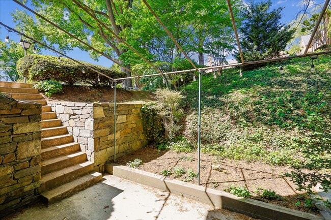 Building Photo - Bright & Stylish 2BR/1BA Condo in Sought-After Sumner Court in Bethesda