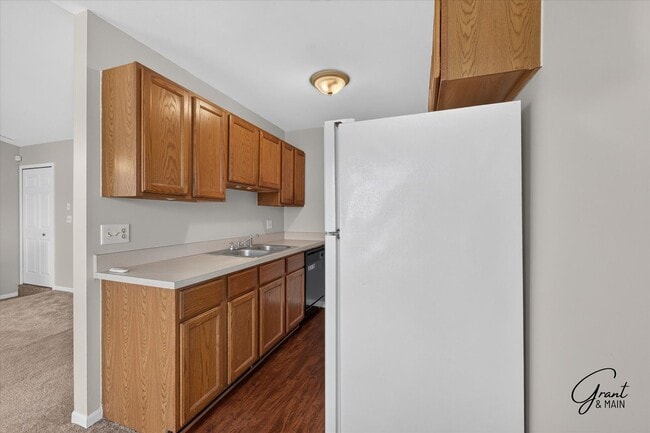Building Photo - $1295 2 bedroom upper condo