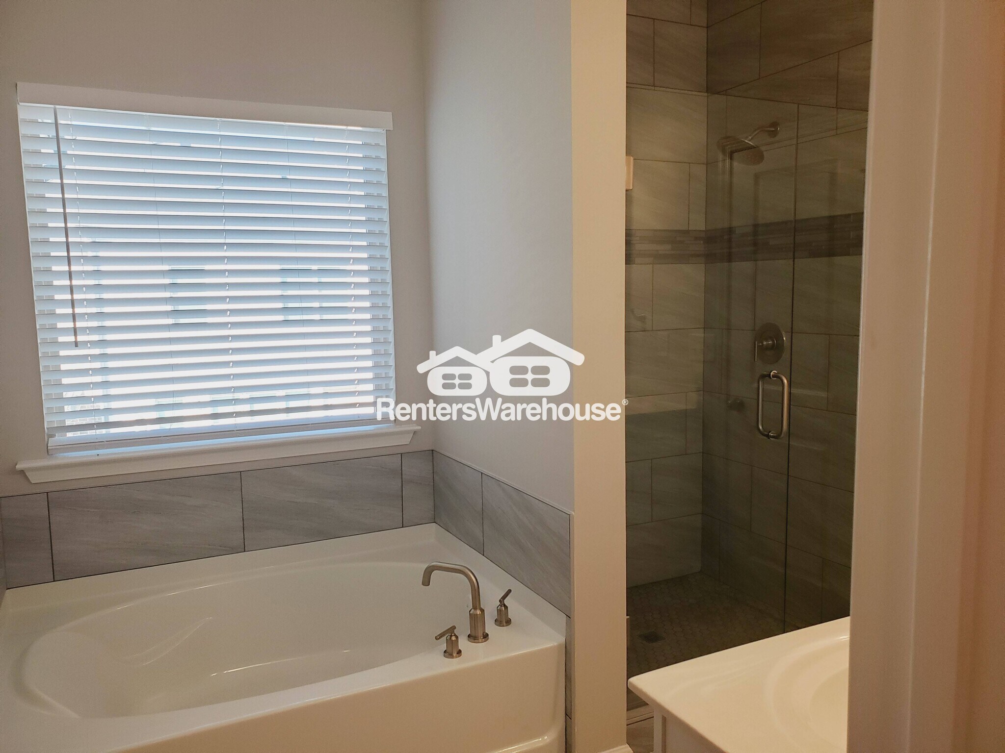 Building Photo - 328 Commons Ave