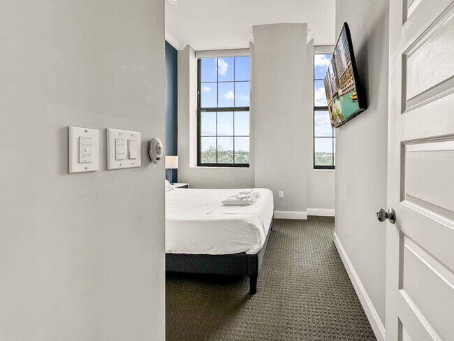 Building Photo - 1421 N 5th St