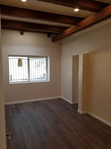 Building Photo - 1827 E 9th St