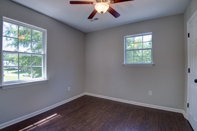 Building Photo - COMING SOON! Welcome to this beautifully r...