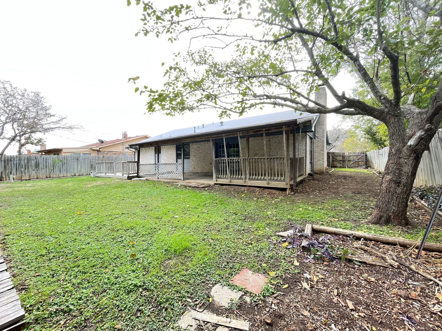 Building Photo - 1409 Farhills Dr