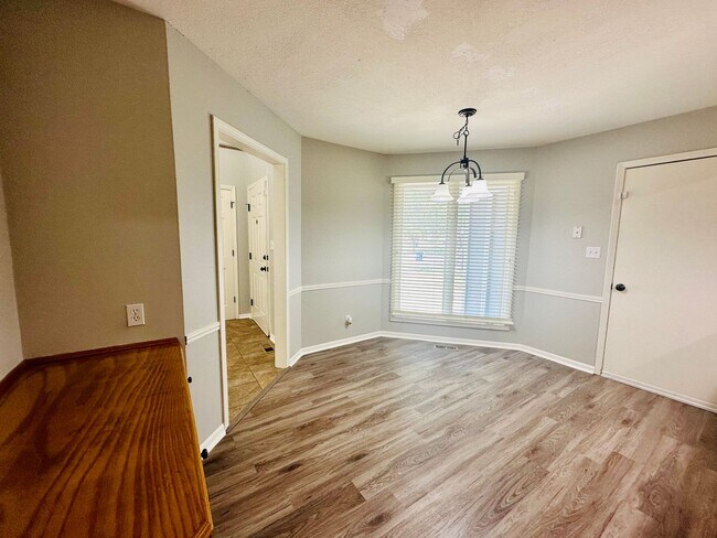 Building Photo - {10709}  Spacious Overland Park Duplex + T...
