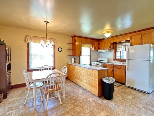 Building Photo - Fully Furnished/Inclusive 2 Bedroom/1 Bathroom Rancher For Rent