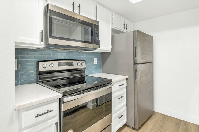Building Photo - STUNNING TWO BEDROOMS CONDO WITH POOL CALL TODAY